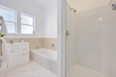 Photo of property in 42 Ashleigh Crescent, Miramar, Wellington, 6022