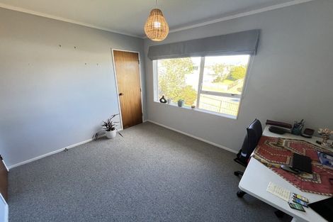 Photo of property in 24 Colchester Crescent, Newlands, Wellington, 6037