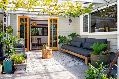 Photo of property in 702 Avenue Road East, Parkvale, Hastings, 4122