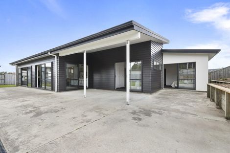 Photo of property in 11 Coutts Way, Fitzherbert, Palmerston North, 4410