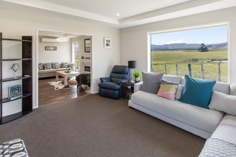 Photo of property in 206 Pacific Drive, Fitzherbert, Palmerston North, 4410