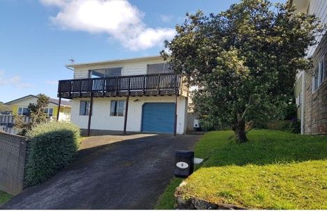 Photo of property in 9 Gloaming Hill, Titahi Bay, Porirua, 5022