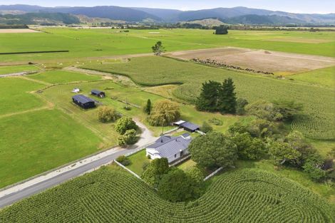 Photo of property in 225 Kuku Beach Road, Kuku, Manakau, 5570