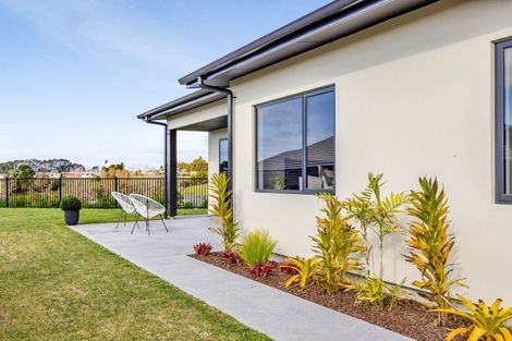 Photo of property in 2 Marsden Place, Hurworth, New Plymouth, 4310