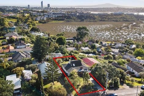 Photo of property in 10 Deuxberry Avenue, Northcote, Auckland, 0627