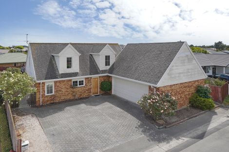 Photo of property in 35 Beauford Place, Parklands, Christchurch, 8083