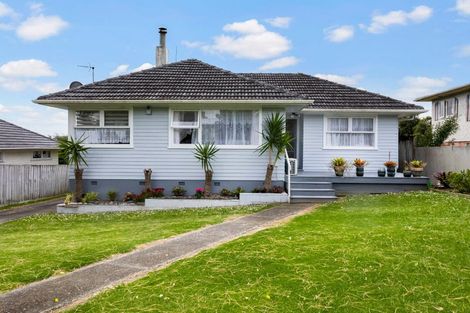 Photo of property in 5 Thomas Rea Place, Te Atatu South, Auckland, 0610