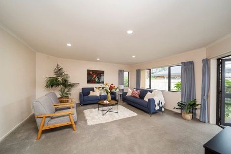 Photo of property in 2 Taylor Place, Merrilands, New Plymouth, 4312