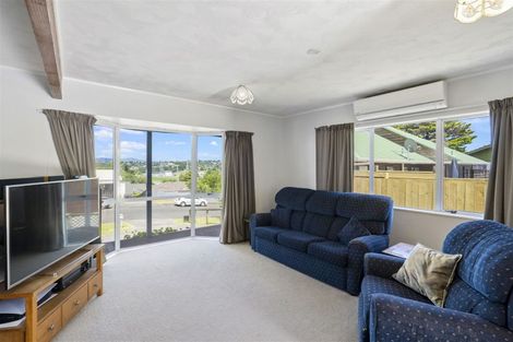 Photo of property in 8 Darcy Place, Massey, Auckland, 0614