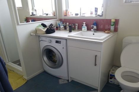 Photo of property in 14 Holdaway Avenue, Northcote, Auckland, 0627