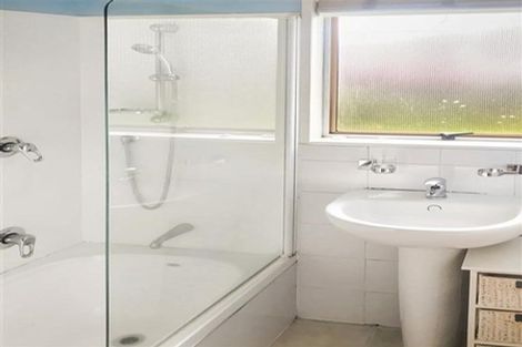 Photo of property in 21 Lavery Place, Sunnynook, Auckland, 0632