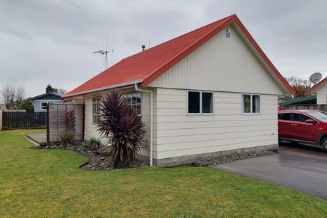 Photo of property in 98 Oakfield Crescent, Pukete, Hamilton, 3200