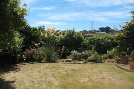 Photo of property in 7 Griffiths Grove, Newlands, Wellington, 6037