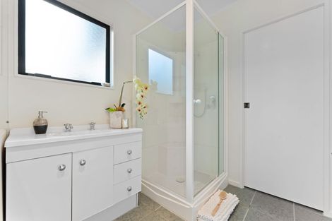 Photo of property in 2/21 Tobruk Crescent, Milford, Auckland, 0620