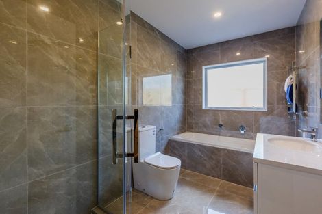 Photo of property in 18 Syd Grant Crescent, Orewa, 0931