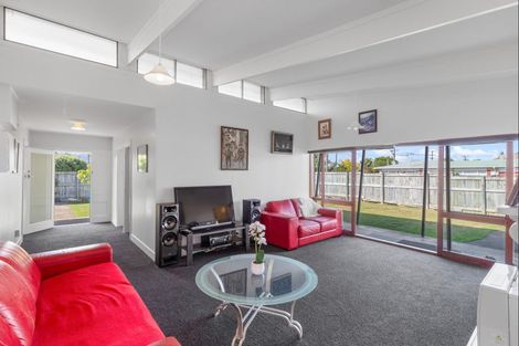 Photo of property in 27 Weraroa Road, Levin, 5510