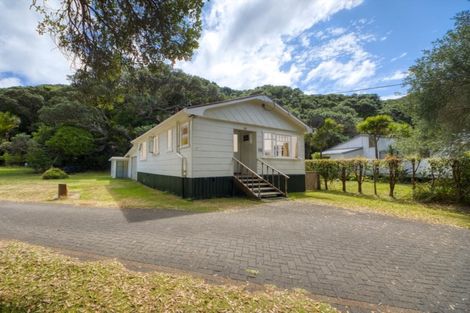 Photo of property in 112 Garden Road, Piha, New Lynn, 0772