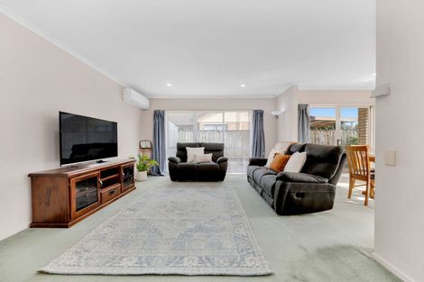 Photo of property in 13 Montilla Place, Manurewa, Auckland, 2102