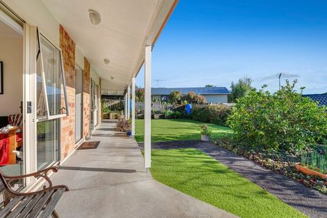 Photo of property in 72 Cabeleigh Drive, Helensville, 0800