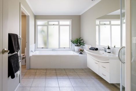 Photo of property in 61 Bowen Street, Cambridge, 3434