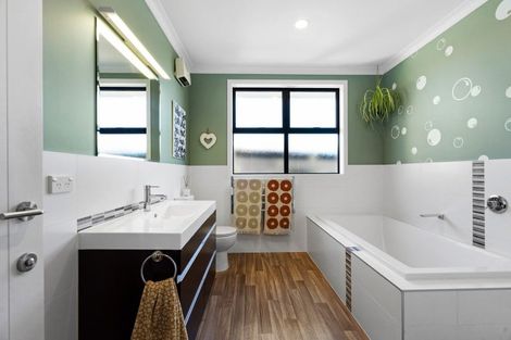 Photo of property in 28 Reynolds Road, Havelock North, 4130