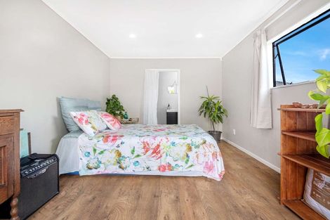 Photo of property in 2/1 Woodside Road, Massey, Auckland, 0614