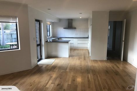 Photo of property in 21 West Fairway, Golflands, Auckland, 2013