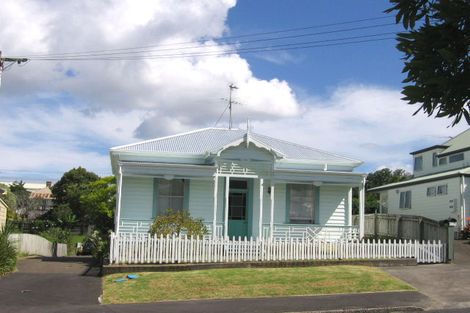 Photo of property in 35 Rutland Road, Stanley Point, Auckland, 0624