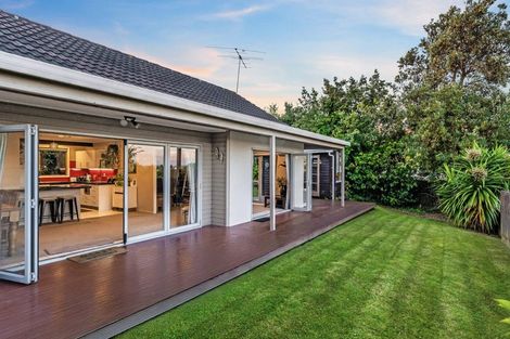 Photo of property in 112 Whangaparaoa Road, Red Beach, 0932