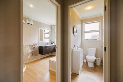 Photo of property in 8 Titirangi Drive, Fitzherbert, Palmerston North, 4471