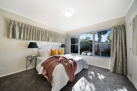 Photo of property in 28 Manhattan Heights, Glendene, Auckland, 0602