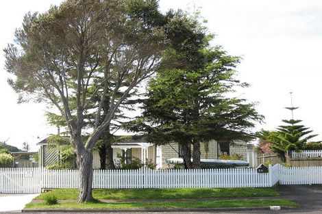 Photo of property in 54 Heta Road, Highlands Park, New Plymouth, 4312