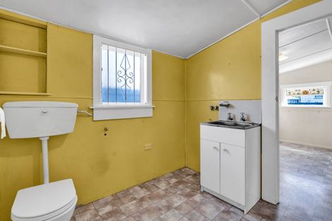 Photo of property in 35 Cracroft Street, Waitara, 4320