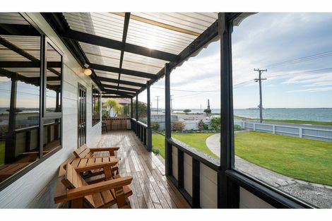 Photo of property in 220 Marine Parade, Bluff, 9814