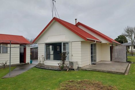 Photo of property in 98 Oakfield Crescent, Pukete, Hamilton, 3200