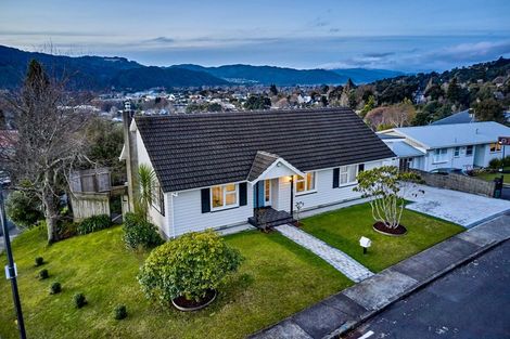 Photo of property in 1 Ecclesfield Grove, Silverstream, Upper Hutt, 5019