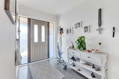 Photo of property in 2/502 Devon Street East, Strandon, New Plymouth, 4312