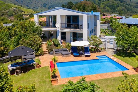 Photo of property in 12 Ranui Street, Waikawa, Picton, 7220