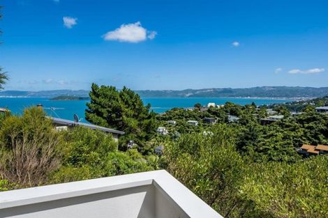 Photo of property in 10 Latham Road, York Bay, Lower Hutt, 5013