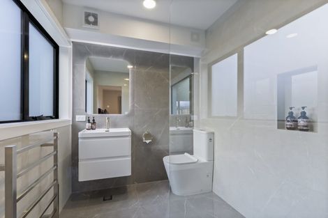 Photo of property in 18 Poplar Drive, Kelvin Heights, Queenstown, 9300
