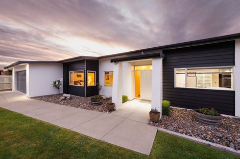 Photo of property in 11 Manhattan Court, Kelvin Grove, Palmerston North, 4414