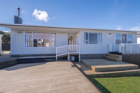 Photo of property in 27 Brooker Grove, Newlands, Wellington, 6037