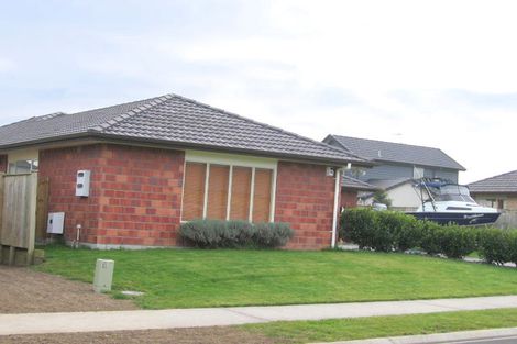 Photo of property in 4 Borthwick Close, Flat Bush, Auckland, 2016