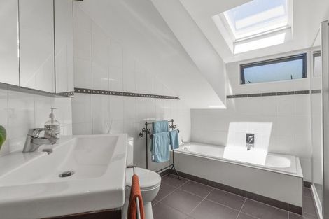 Photo of property in 1/27 Holdaway Avenue, Northcote, Auckland, 0627