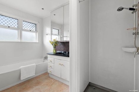 Photo of property in 63 La Trobe Street, Pakuranga Heights, Auckland, 2010