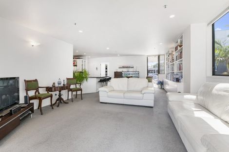 Photo of property in 2a/171 Hurstmere Road, Takapuna, Auckland, 0622