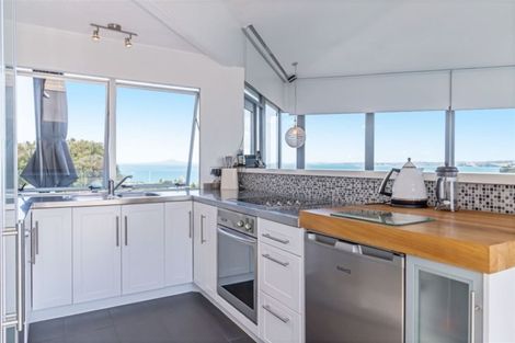 Photo of property in 61 Roberts Road, Matakatia, Whangaparaoa, 0930