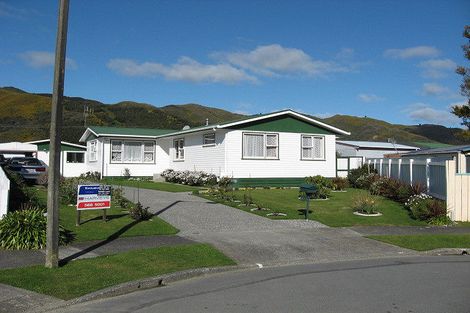 Photo of property in 40 Matthews Road, Wainuiomata, Lower Hutt, 5014