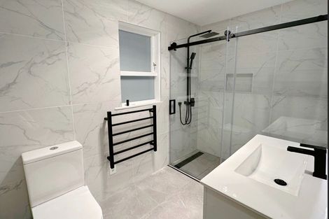 Photo of property in 32 Felgrove Street, Glendene, Auckland, 0602