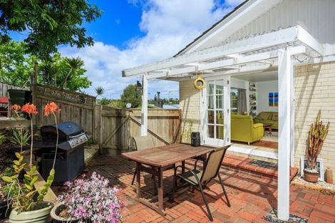 Photo of property in 2/28 Sovereign Place, Glenfield, Auckland, 0629
